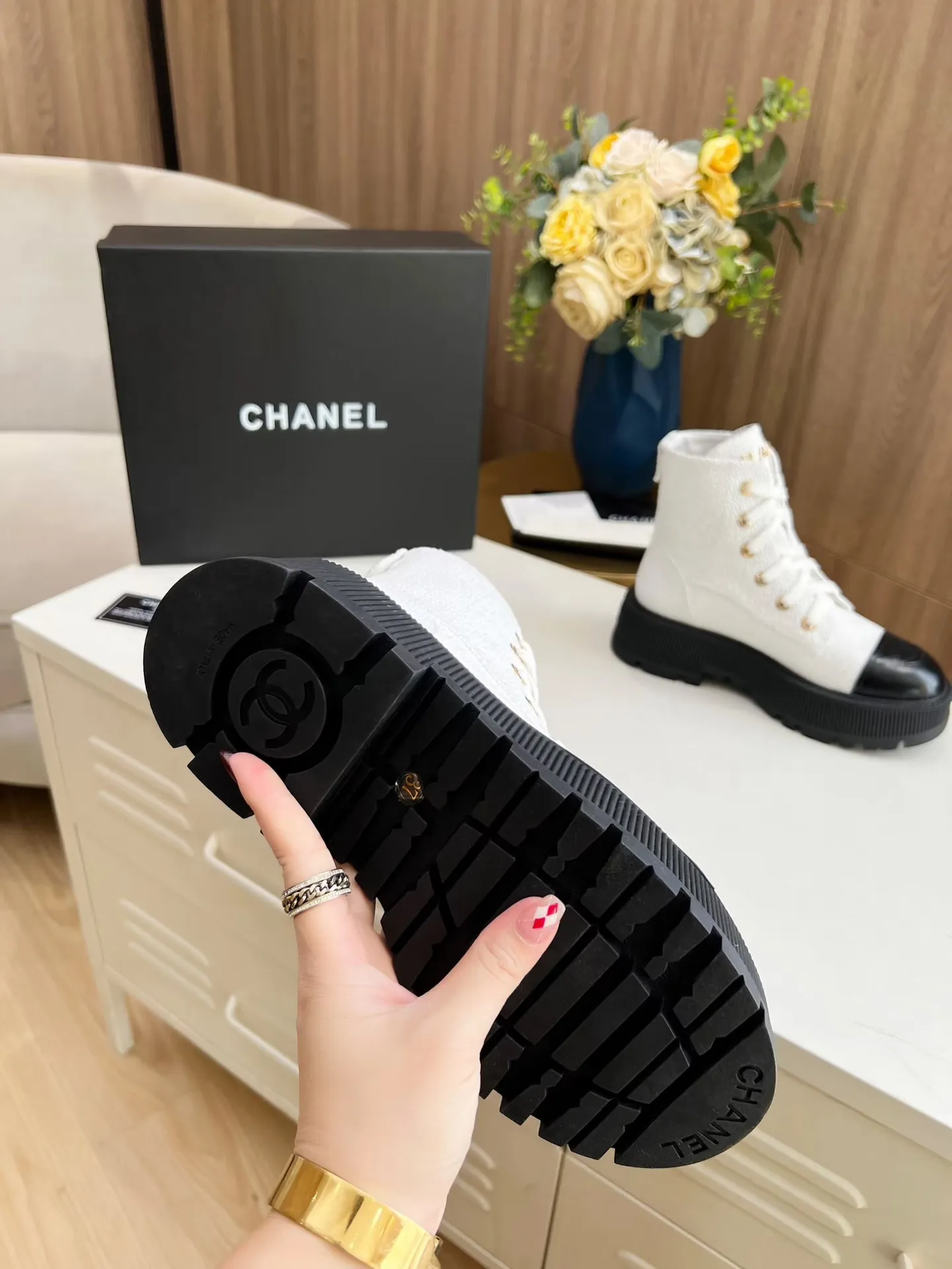 👟👟Ex-factory price 560👟👟 The original model of the new autumn and winter Chanel ankle boots✅ The strap design is super easy to put on and take off, the toe logo is electro-embroidered, the tongue is also a metal brand logo, fabric: special material, lining/foot pads: cow lining, ultra-light rubber non-slip and wear-resistant outsole, color: black, white, blue, code number: 34-41 (34, 41 need to be customized) Packaging: cloth bag card